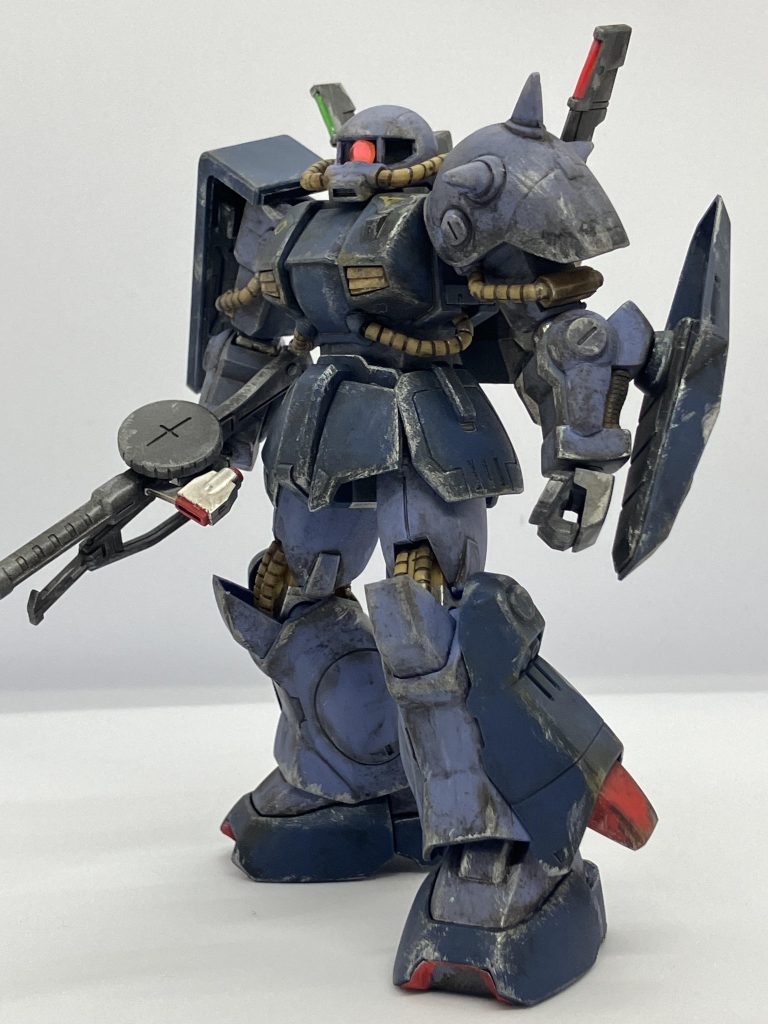 このキット、結構古いタイプみたいで可動はあまりしないですねw ただ武骨な所は「ザク」って感じですね。