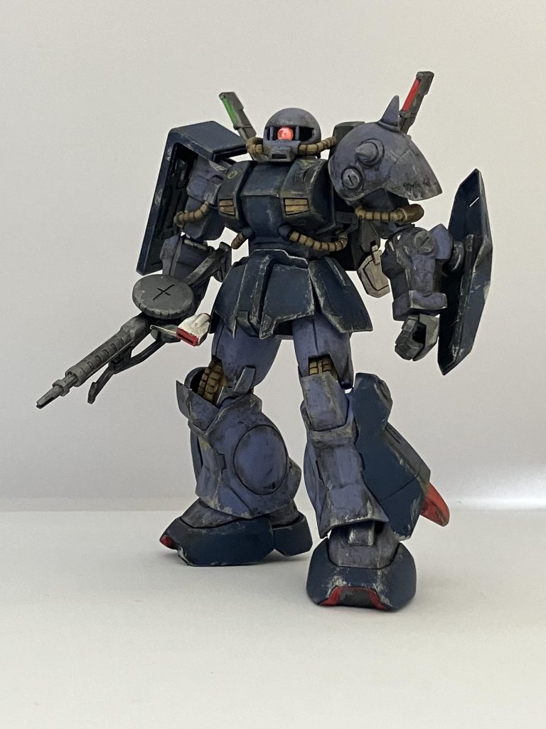 所々、部分塗装をして後は、クレオスのウェザリングマスターで汚しを施し、タミヤのウェザリングマスターも使いつつ、ドライブラシしてのつや消しトップコート仕上げですね。モノアイはHアイズに変更してます。