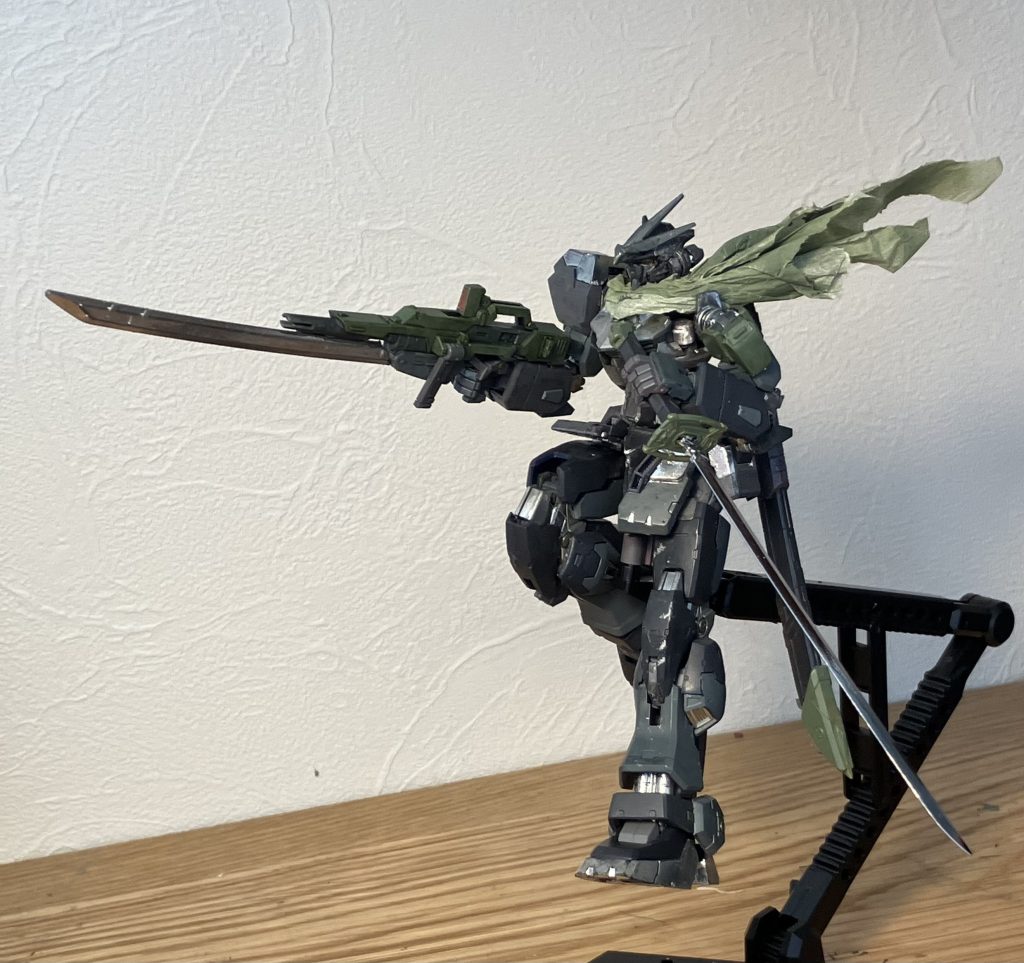 ビームライフルはMkーⅡの物を塗装し、そこに弟から強引に奪ったHGバルバトスの太刀をシルバーに塗装して接着しましたw