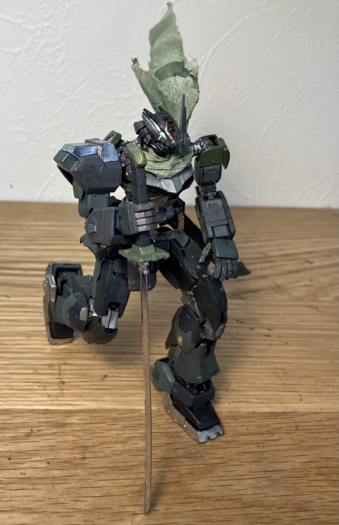 脚と腕はガンダムMkーⅡから移植。マフラーはtamamaさんのマントを参考にさせてもらいました。V字のアンテナは片方折れた時に「片方だけにしたらカッコイイんじゃね?」と思い、片方だけにして折れた方も折れてない方に移植。ショルダーアーマーもあえて片方だけに。左右非対称って強者感でません?