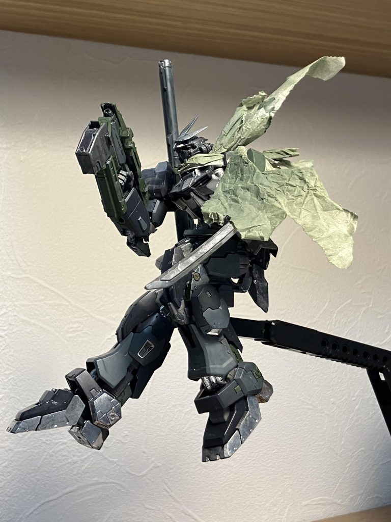 まず大きな特徴としては刀と一体化している義手みたいな左腕ですね。コレ、意図的に腕を折った訳じゃないんすよ。折ってしまったんです...( ̄д ̄;)それで折れた腕の代わりに刀を付けたって感じです(°▽°)