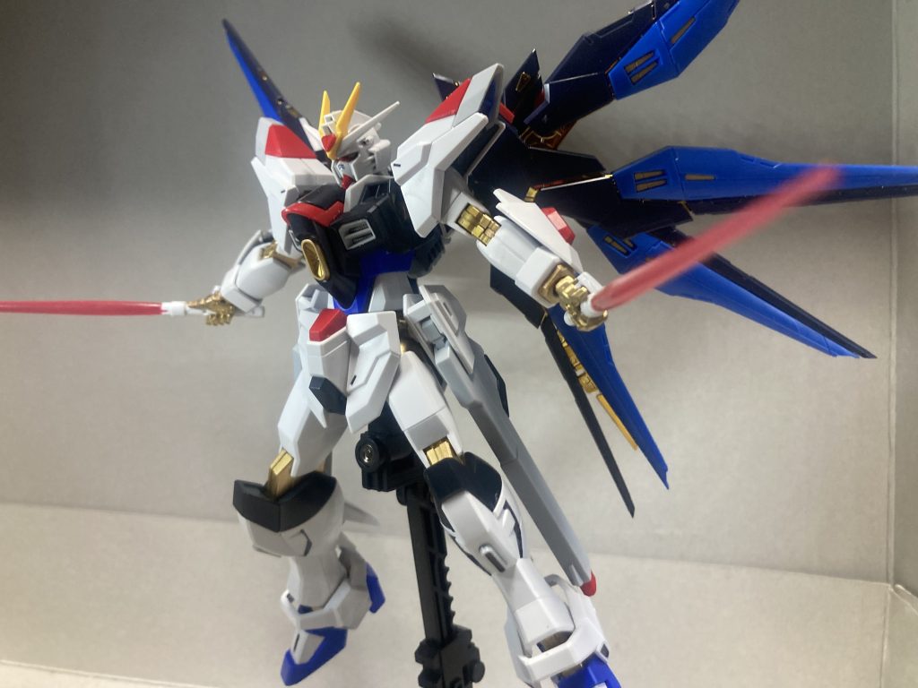 マニュピレーターの表情がほしかったのでサーベル持ち手、握り手、平手、銃持ち手を塗装して使用しました。