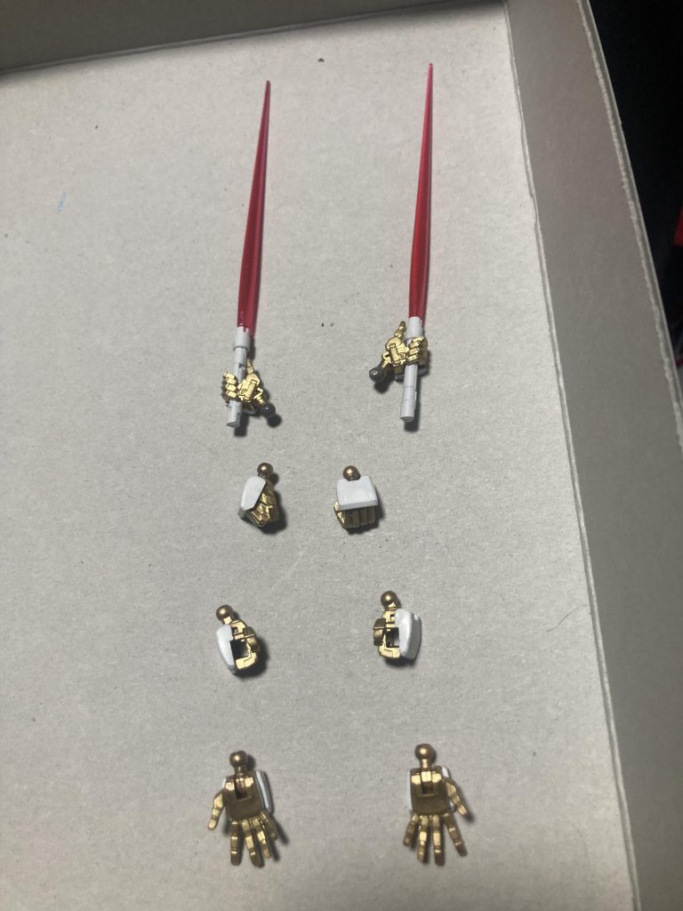 サーベル持ち手はW系より流用。残りはオプションパーツセット03（ビルドハンズ角型）を使用。塗装しただけです。