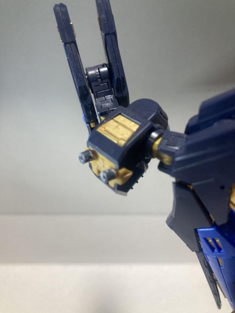 バックパックはRGの接続軸を切断。3ミリ軸2本に真鍮線を通して折れないように加工。マイティーに換装できるように接着はやめました。