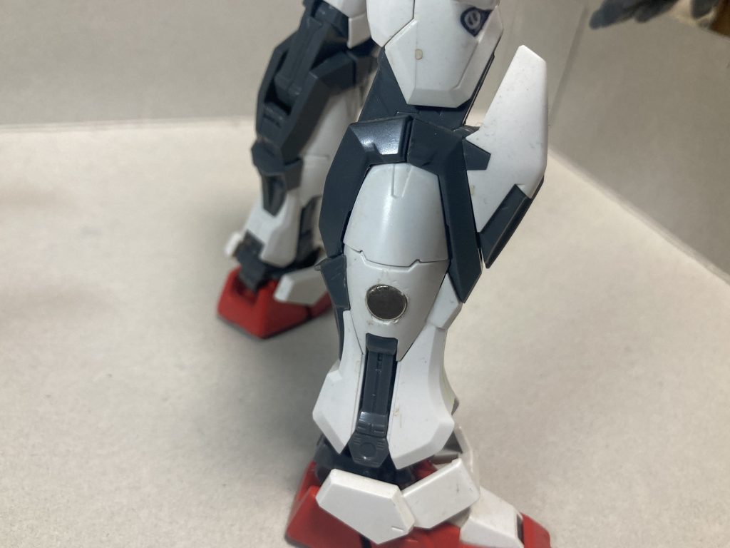 足の外側だけネオジム磁石を埋め込みました。