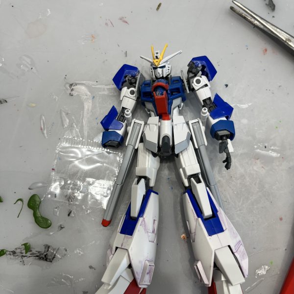 ガンプラは自由だ思えば子供の頃は自由に作っていました。その頃を思い出してミキシングを楽しんでいます。まずは先日素組みしたライジングフリーダム。劇中のやられっぷりが残念だったので、少し強い要素をいれてあげようと、ゼータガンダムを混ぜてみました😊毎日コツコツ手を動かしています。楽しい😀 （2枚目）