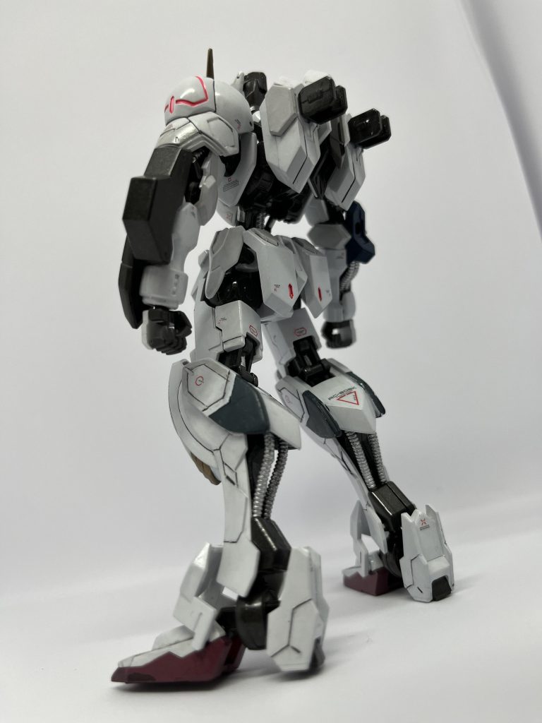 パイプ類は金属感をアッピール。バルバトスは金属パイプですよね。