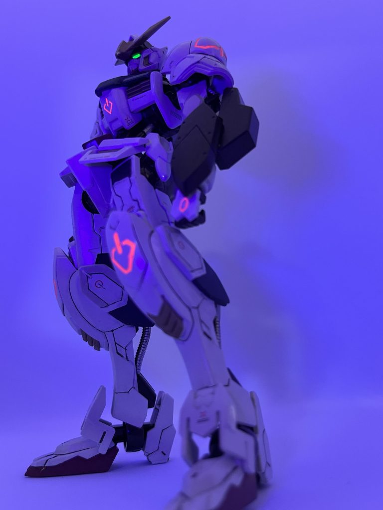 ちなみに目と紋章は蛍光カラーなので、UVライトで輝きます!これはイイね!