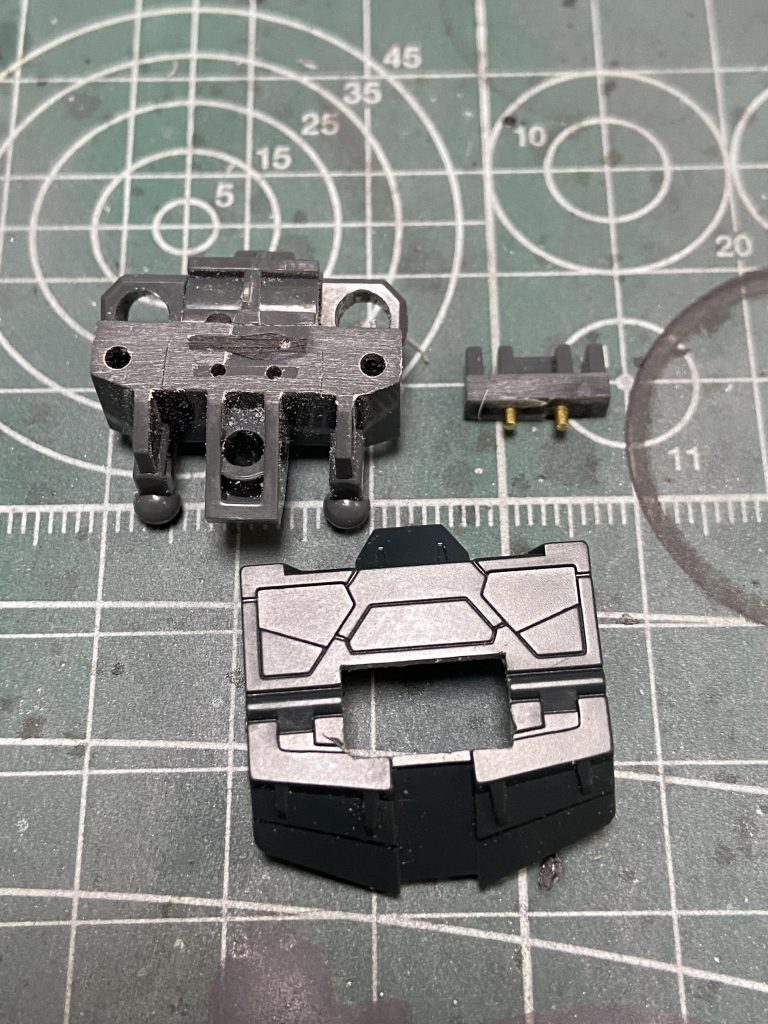 バックパック取り付け軸を切り取り下方へ移動。そうする事でバックパック全体を上に移動する工作。