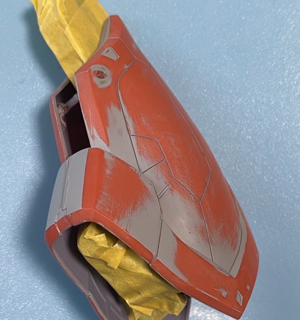 段落ち埋めの都合で後ハメ出来なかったので、関節を塗装してからマスキングしてメインカラーを塗るという古典的テクニックを使用。