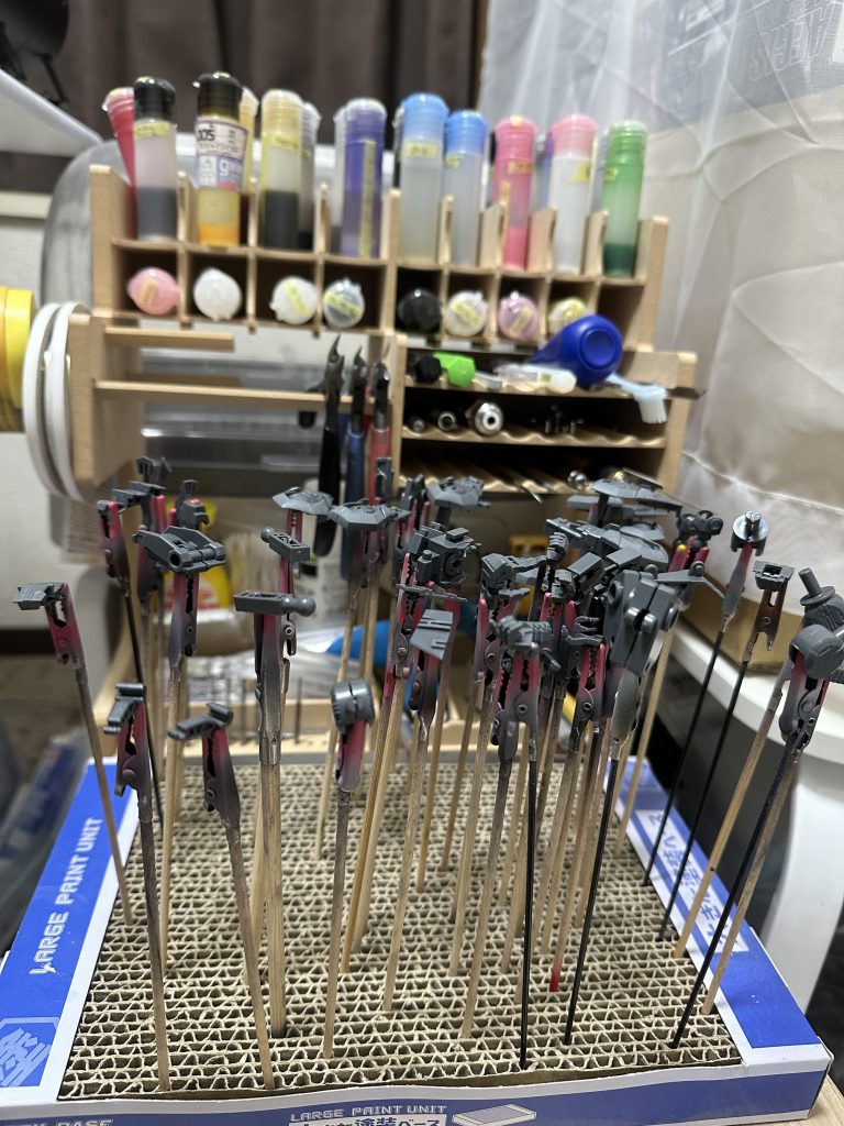 このパーツが全てABSなので水性アクリジョンで下地にしサフ兼プライマー代わりに。アクリジョンは乾いた常態なら上からラッカー可能らしいので。結果的には割れはしなかったものの塗膜がやはりサフにくらべ分厚く、後もあまり綺麗ではないので、普通にプライマー使ったほうがいいか…という感想でした。ただ上からグレーで塗装しトップコートしても無事でした