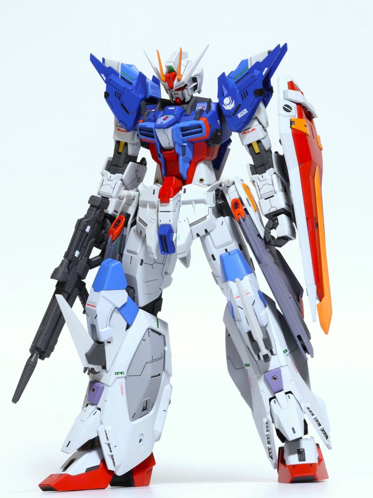 レジスタンス(万丈軍団)のリーダー(万丈)が闇市(ヤフオク)で不法に流出されたジャンクパーツで組み上げたストライクガンダム。レジスタンスなので最新機体が手に入る訳もなく、ガンダムタイプとはいえ旧式なので最新鋭の量産型にも苦戦してしまうため、この機体はストライクガンダムベースの最新鋭機として相手を騙すことで戦い続けてきた。