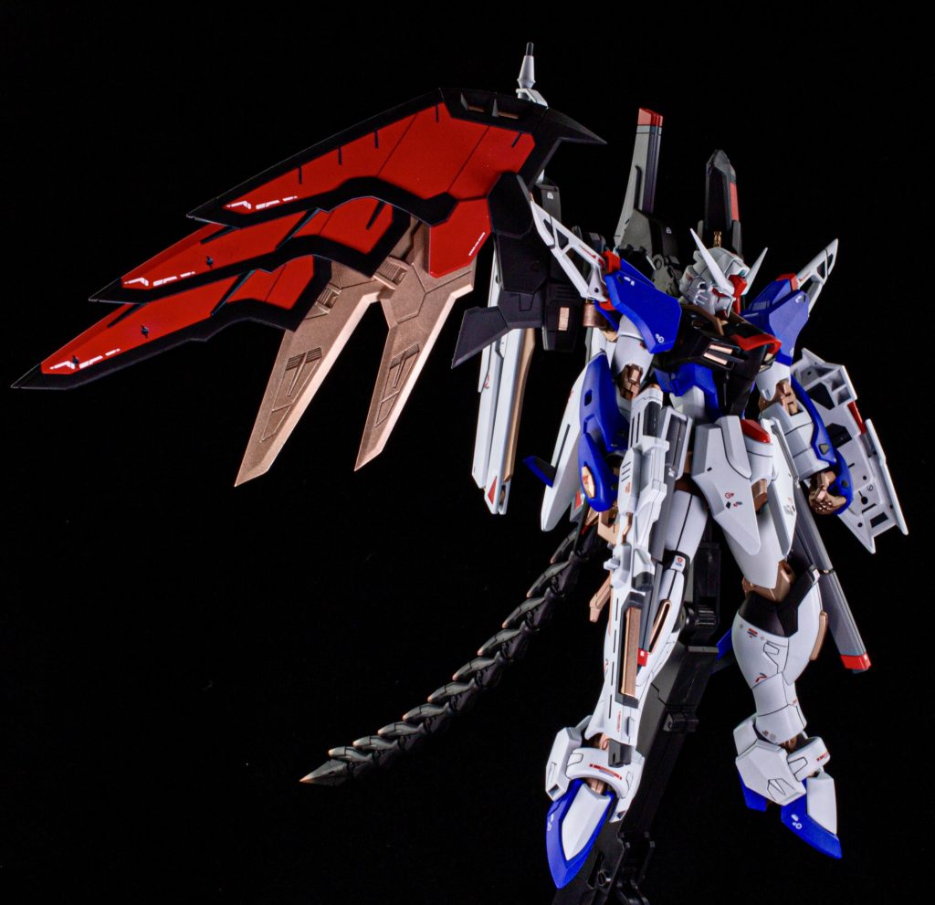 特徴的な尻尾は一色だけではなく、ピンクゴールドでグラデーショナルに吹きつけています。