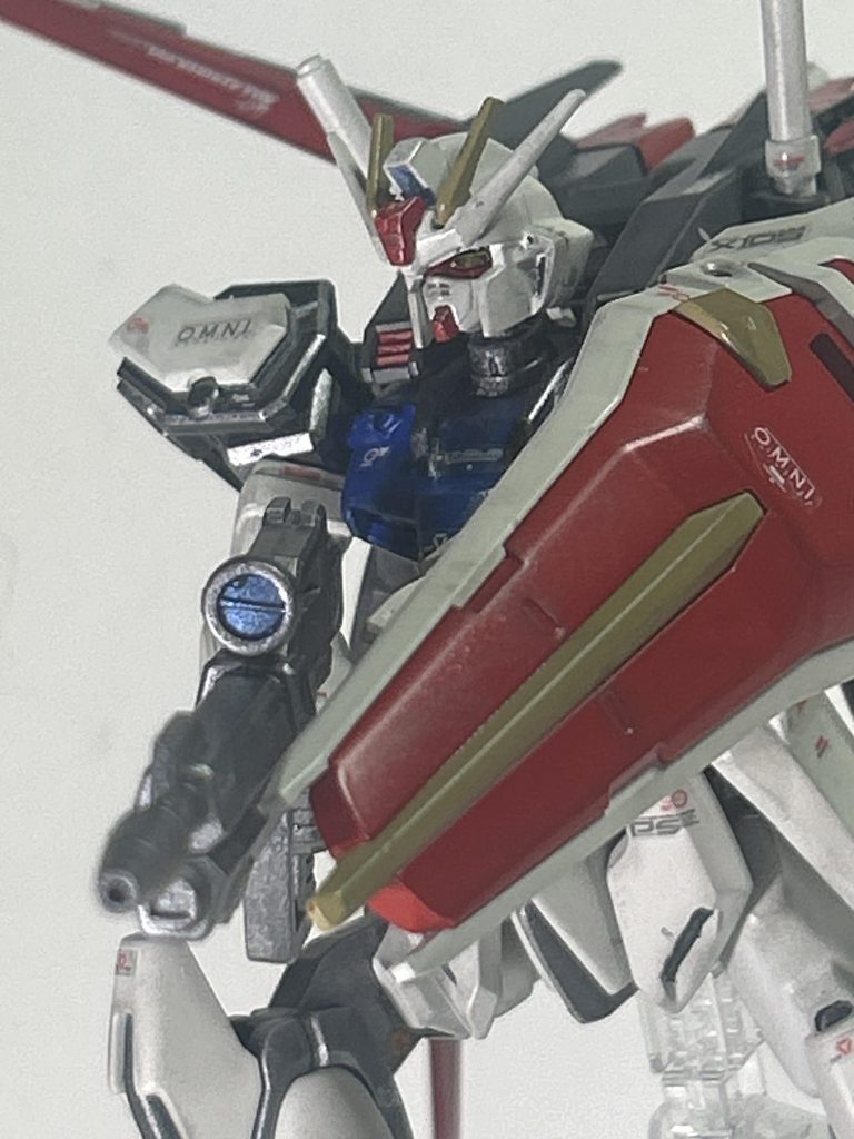 『もう一度　この手にチャンスを…』両手でライフルを構えている風のポーズ。仮にフォアグリップに届いたとしても径の関係で持てないケド。