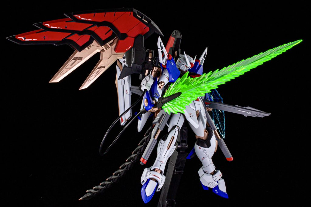 エピオンの武器も装備できるようにエピオンパーツの接続部分をヤスリで調整しています。