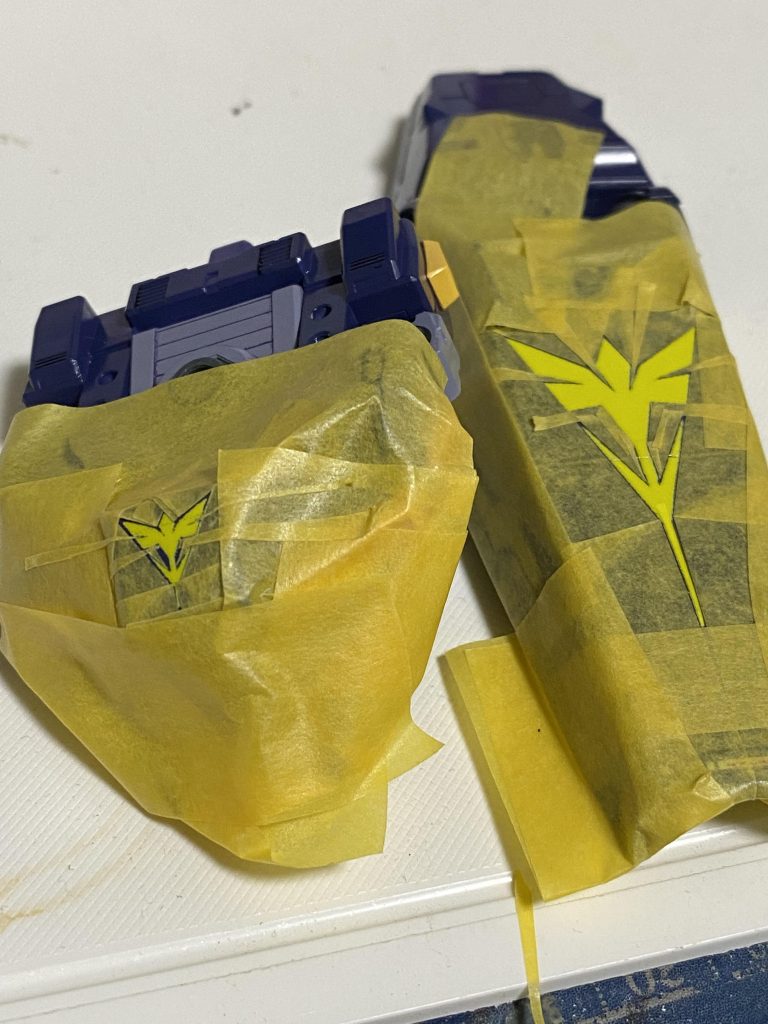 胸、シールドのネオジオンエンブレムは自作デカールなのですが、段差消ししてから思い直し(もっと濃い黄色だった)、マスキングしてレモンイエローで上塗りしています