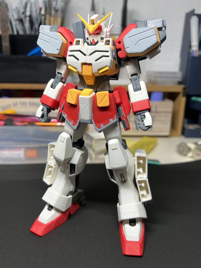 肩装甲はモールド?の再現が大変でしたがミサイルが詰まっている説得力を持たせたかったので前後に延長。TV番組のイメージに近づけるために肩の角を撤去してからオリジナルパーツでシルエットを変えてスカートも延長。地味ですが二の腕も1㍉延長しています。スカートはもっと大胆に形状を変えても良かったかも?🤔
