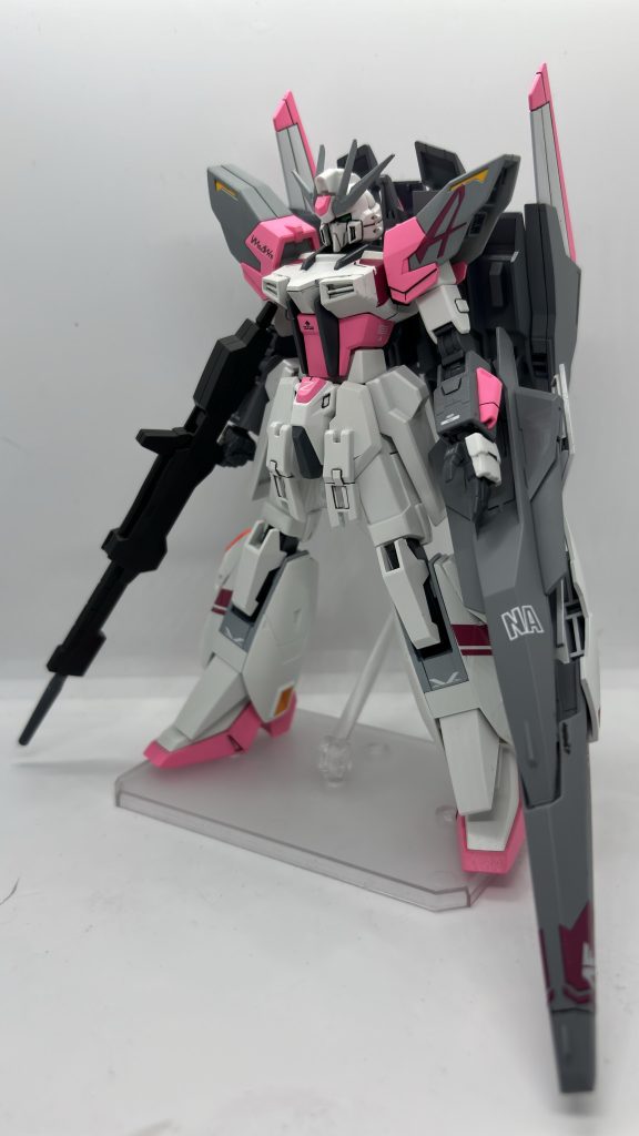 実はこの機体、これまでに2回改修されていて、これは最終型的な感じになっています。 (下の方に変貌ぶりを載せておきます)まず、顔面がストライクからゼータになりました。 ストライクの顔のままでも良かったんですが、それだと味気ないのでこうなりました。 オリジナル機体だしこれくらいの改造してもいっか というノリで