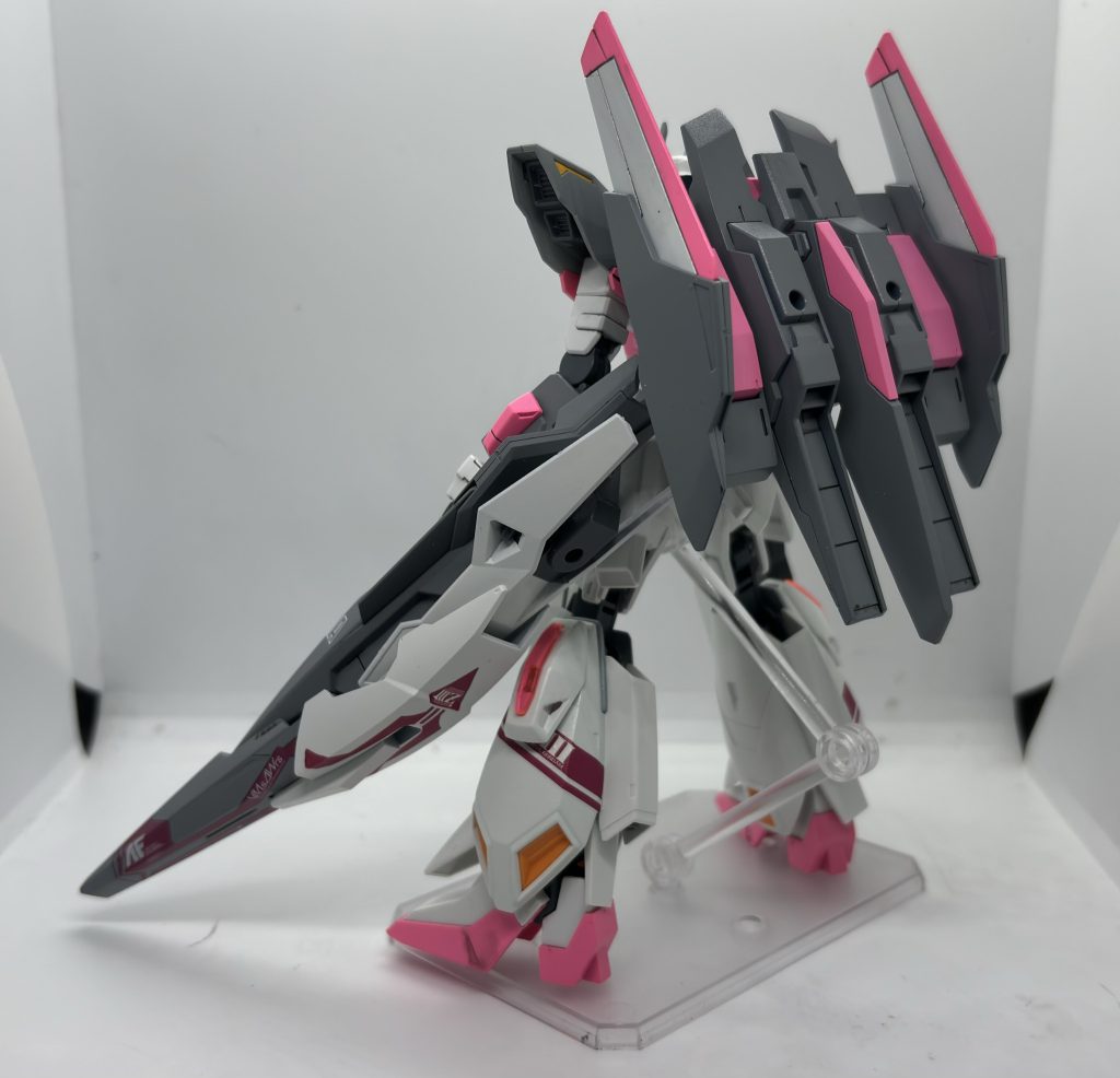 後ろ姿  WR形態時、機種となるBWSのシールドはゼータガンダムのシールドと組み合わせて大型化しています。クソ長いです。ハイパーメガランチャーもマウントできるので変形させると全長がクソ長くなります。ライトニングBWSを背負っているので自立はちょっとしにくいです。 なので立たせるにはアクションベースが必須になります