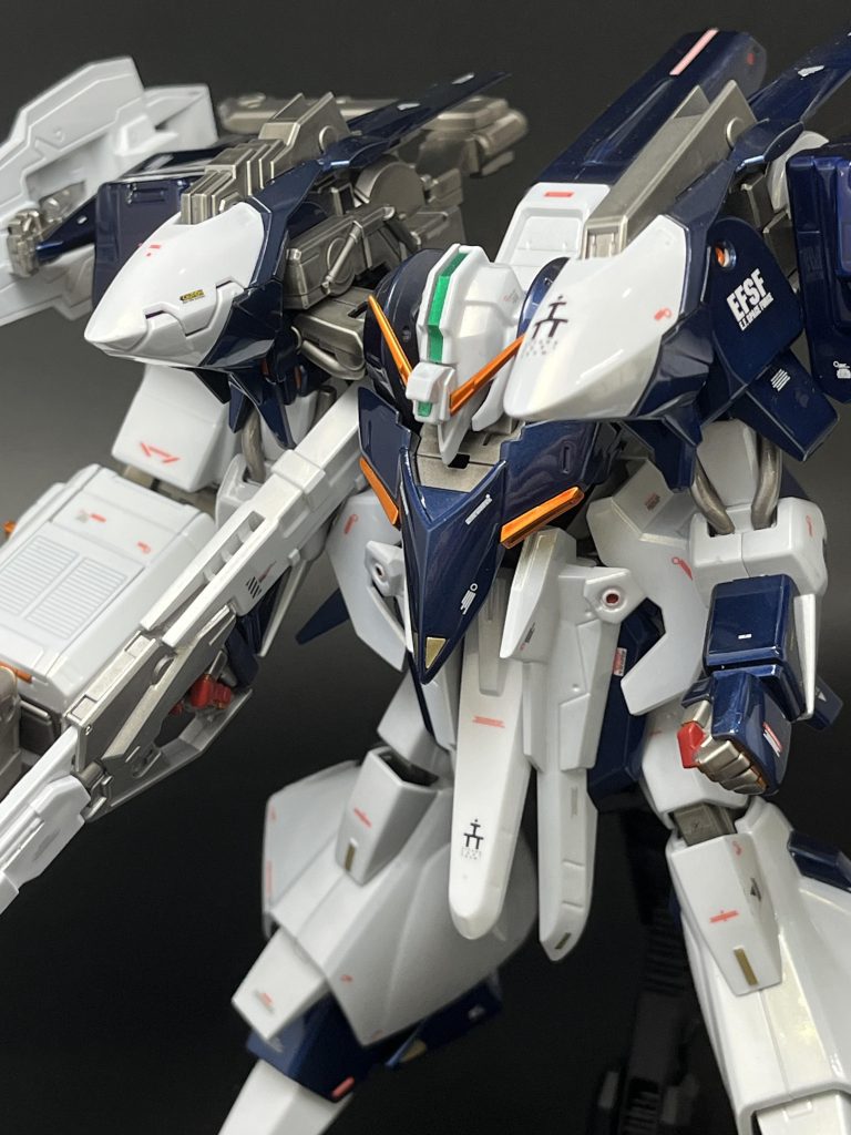 本体の手の指先はシタデルカラーのメフィストンレッドで筆塗りしました。