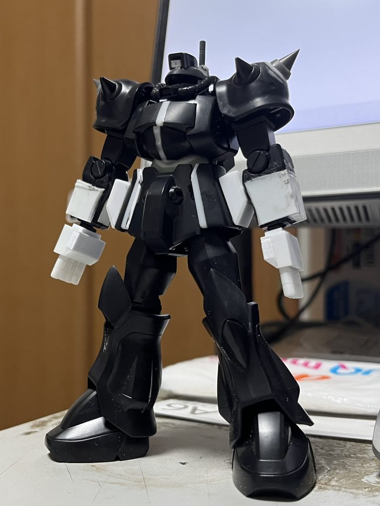 メイキング①元のキットは若干スリムだったので、設定画に合わせる様に、胴体のボリュームを増やしました。両腕部の曲面部分はプラ板で平面化しました。フィンガーバルカンはプラ材でフルスクラッチしました。フィンガーバルカンの基部は、元キットの手部から移植しました。強度を保つために真鍮線を通しています。