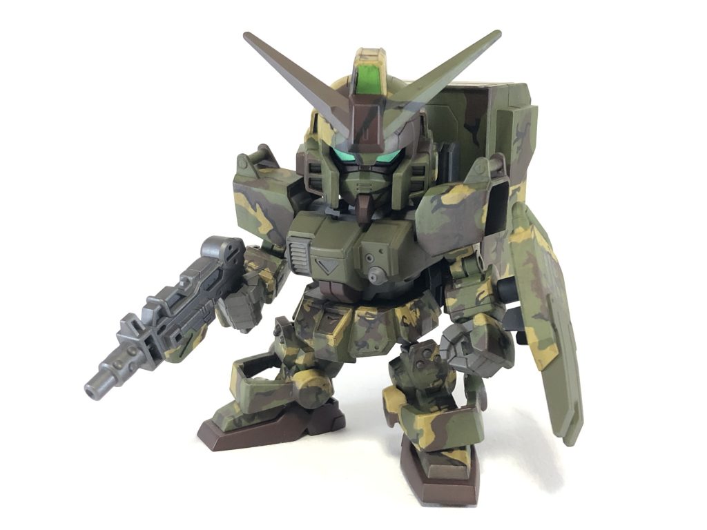 迷彩塗装をやってみたい！！と一念発起して製作。各パーツごと、毎日少しずつ塗っていきました。エアブラシと違って色ムラなく塗るのが難しかったです。