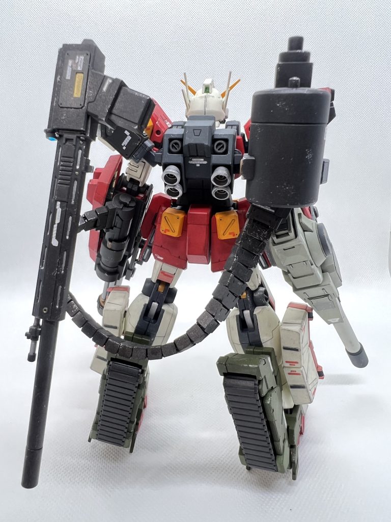 背後のキャノン砲はアー○ード・コア風に収納出来るように拘り、追加装備は打ち尽くしたらパージ出来るイメージで接続方法に気を使って作りました。
