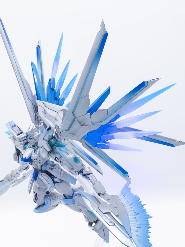 ドラグーン射出後はウイングに光の翼が形成され、さらに機動力が向上する。