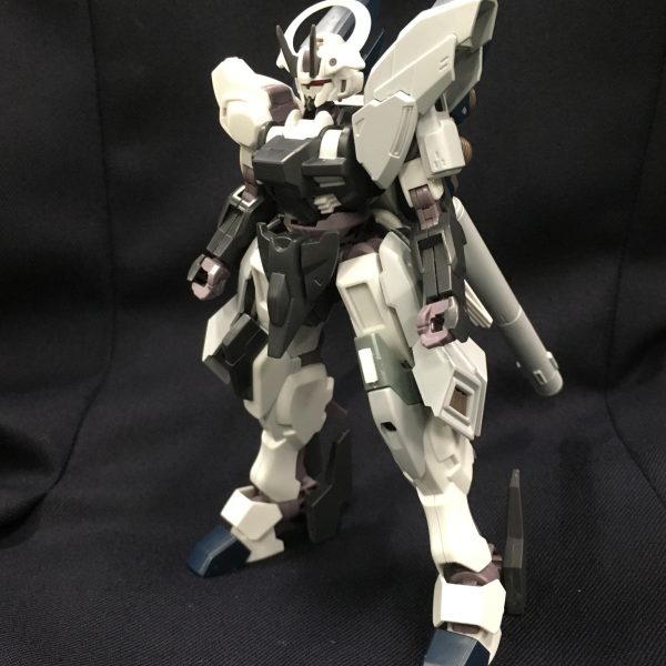 HG 1/144 ガンダムシュバルゼッテとHG 1/144 シナンジュスタインをミキシングしています写真は撮るが下手なのでプロポーションよりもミキシング具合を見るのがオススめ？ですどちらも角張ったデザインなので厨二病機体になりそうですカラーパターンはシュバルゼッテに寄せようと思います完成を楽しみに待って頂けると幸いです（2枚目）