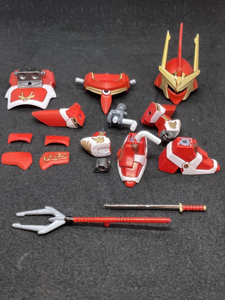 鎧を分割。ふんどし部分を細くして箱絵に近づけました。各関節は関節技の球体ジョイントに変更。手首は磁石で保持。