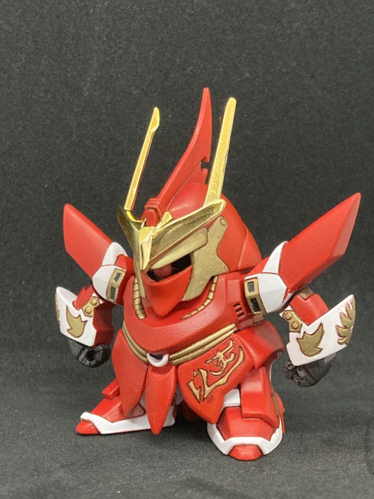 モノアイ部分は切り抜き、内部を黒塗装。関節技球体ジョイントの先にモノアイをつけて左右に振れるようにしています。