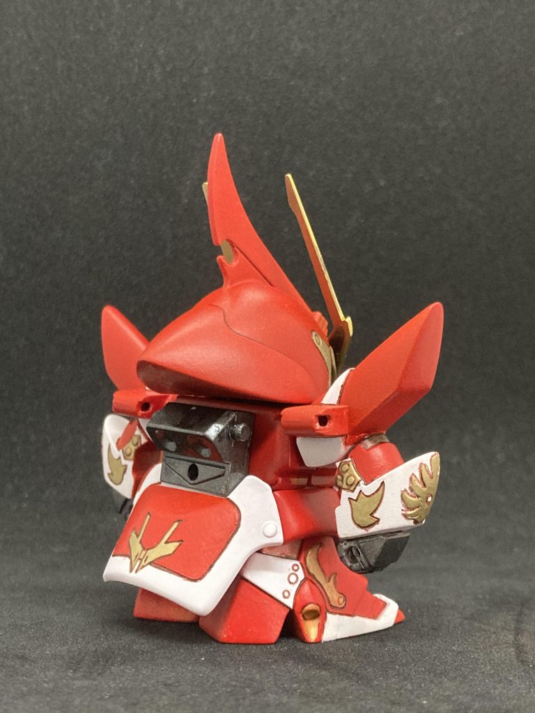 塗装はガンダムマーカーエアシステム。ホワイトサーフェイサーの下地にガンダムレッドを吹きました。つや消しトップコートで仕上げ。