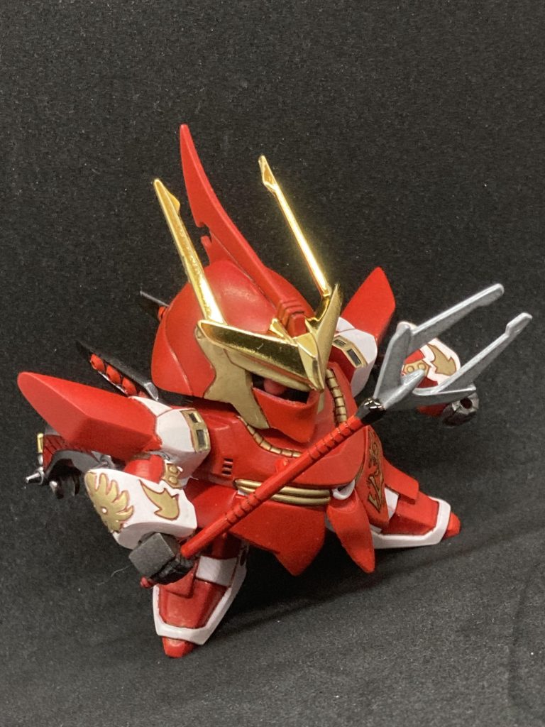 SDガンダム烈伝の作例ポーズ。ずんぐり体型をどこまでスマートにしようか悩み、完成まで半年かかってしまいました。結局原型を活かしましたが、SDらしくなって良かったと思っています。