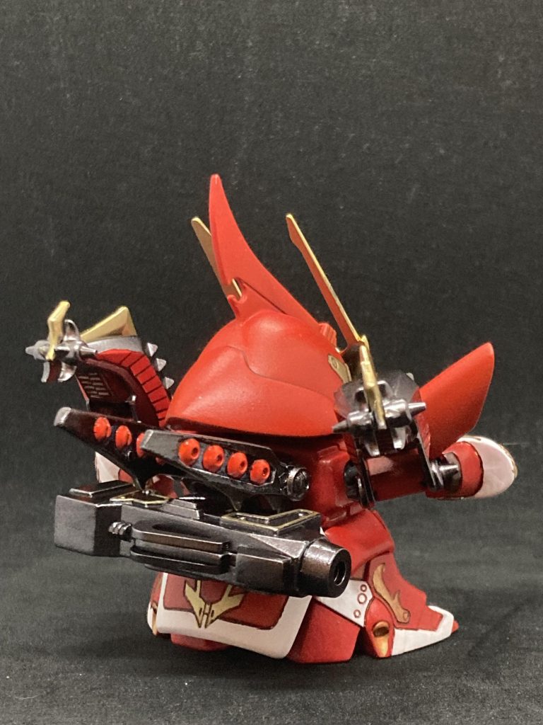 ずんぐり体型ですが、後頭部の造形はボリュームがあり、安定感があります。漣飛威らしさが出ており、バックショットが好みです。