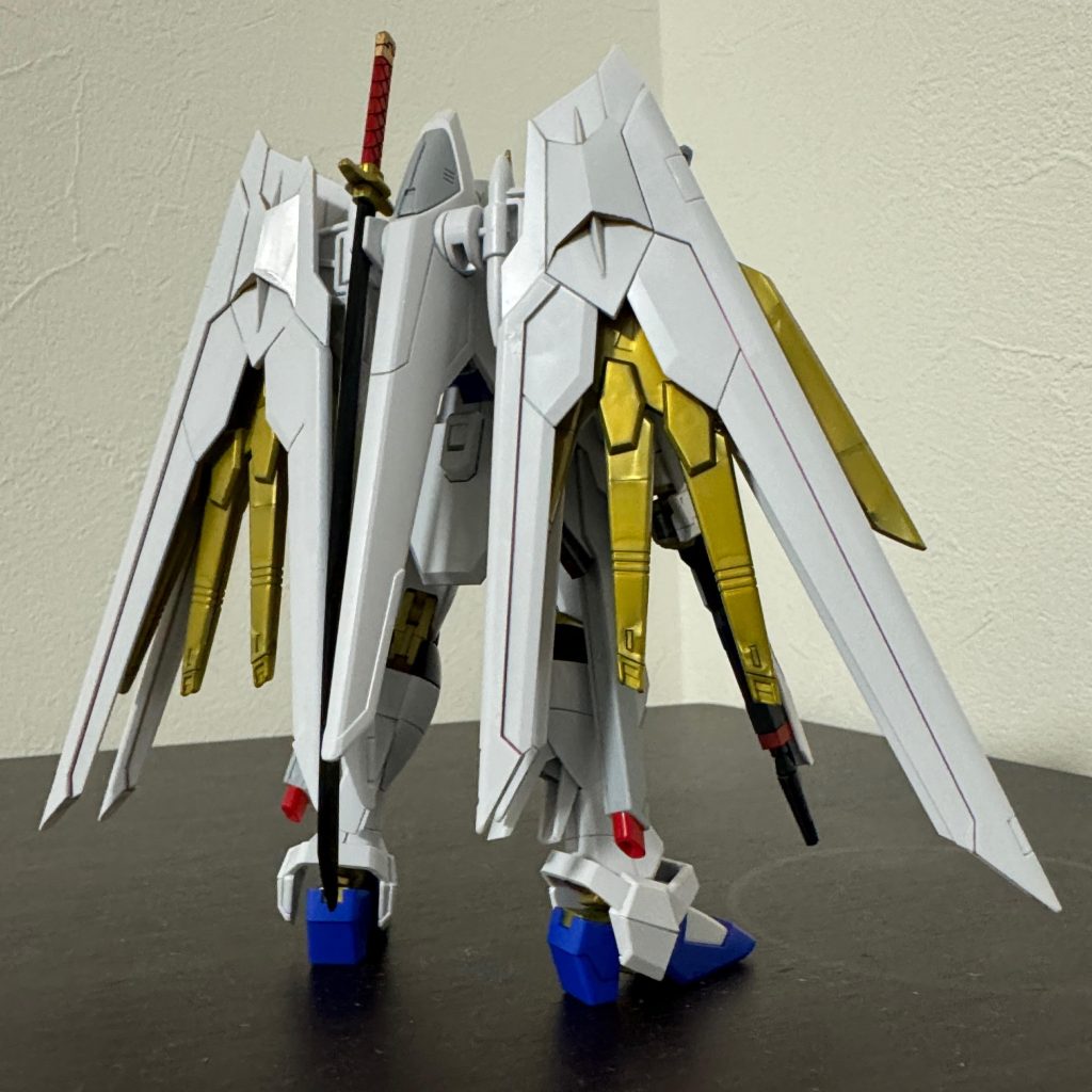 後プラウドディフェンダーは翼の内部❓はシール使ってます。普段シールはほぼ使わないんですが…妄想主人公は左利きのため、フツノミタマのマウント位置は逆転させてます。誰でもできるパーツ構成。あ！塗装し忘れてる箇所が orz 