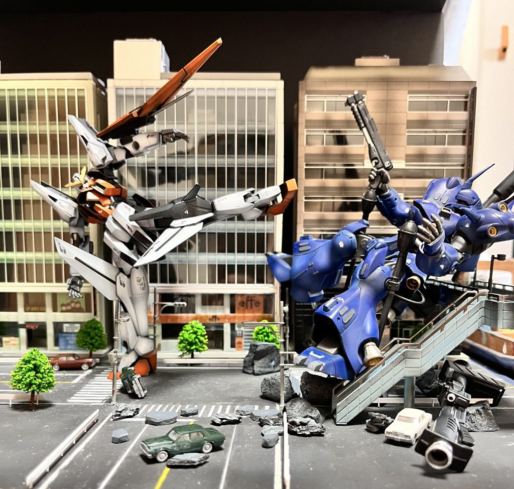 いきなりキュリオスのハイキックが炸裂ぅぅうう！！！！！ケンプファーの顎が砕かれるぅううう！！