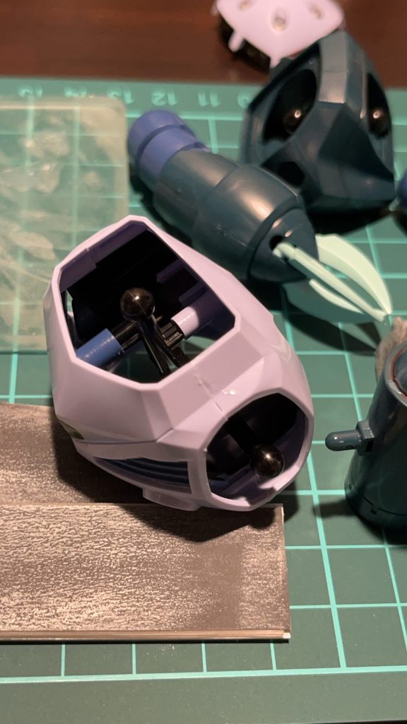 こちらは合わせ目消し失敗の図。古いキットの洗礼を受けた気がします。