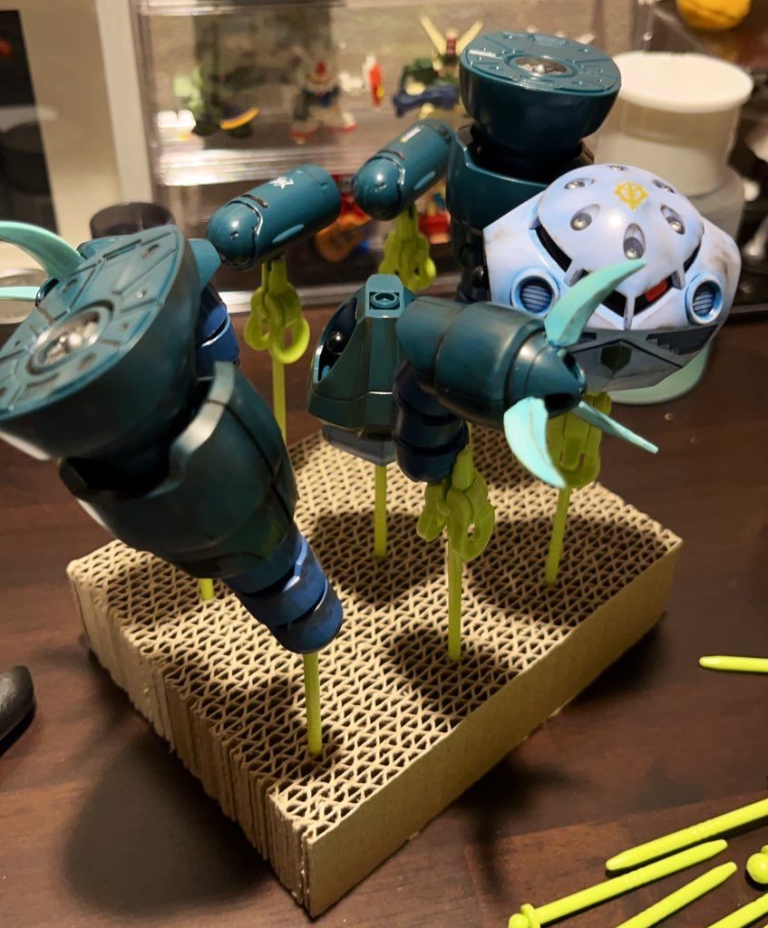 脚裏のプロペラと頭のロケット弾にも部分塗装。頭頂部とプロペラタンクにはデカールを貼りました。ジオニックのデカール貼ってるけどMIP社でしたねズゴックって(無知すぎる)