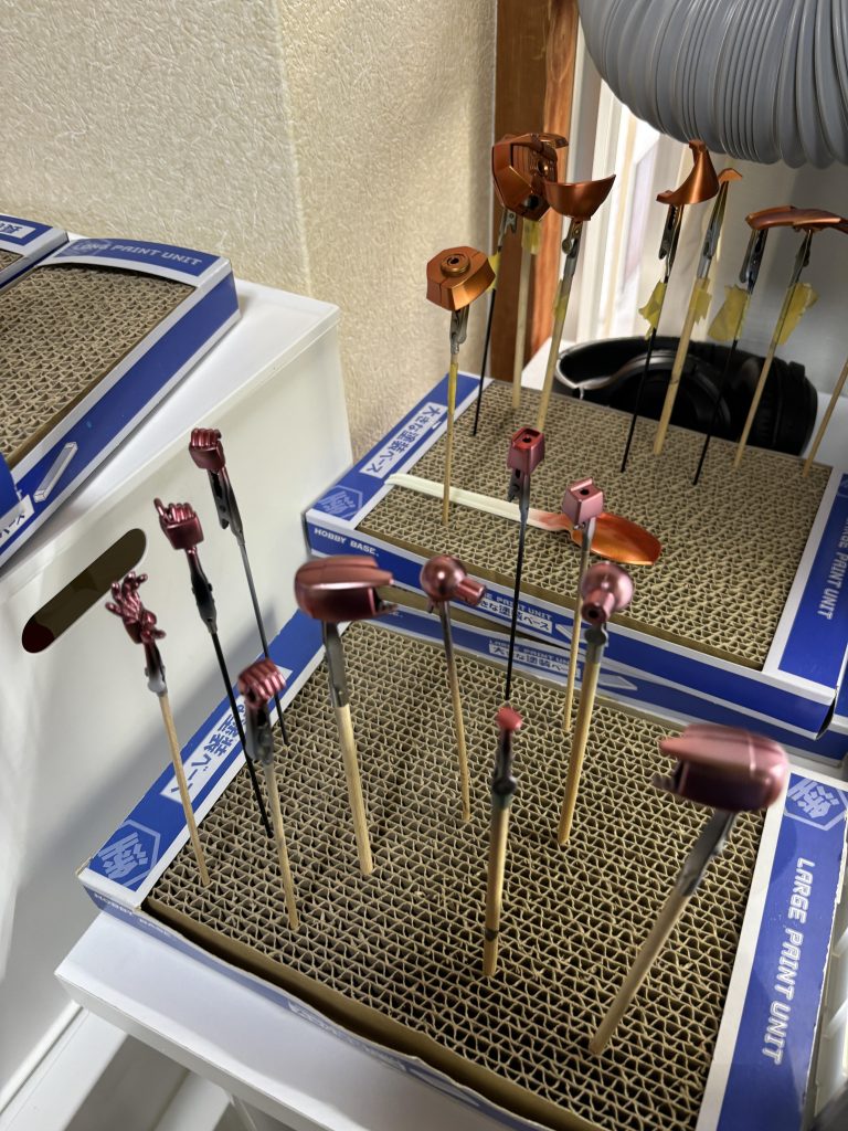 クリアレッド1回目、クリアピンクみたい。こちらのパーツは少し薄くしたい。奥はゴールド下地なので、クリアオレンジみたい。