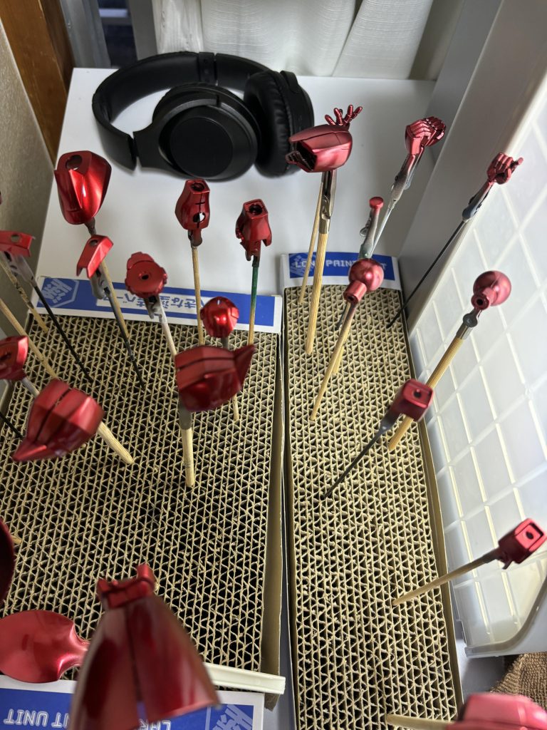 シルバー下地クリアレッド3回目左が3回目、右が2回目みなさんはクリアレッドに光沢クリアは混ぜてますか?半々は多すぎるのかな?