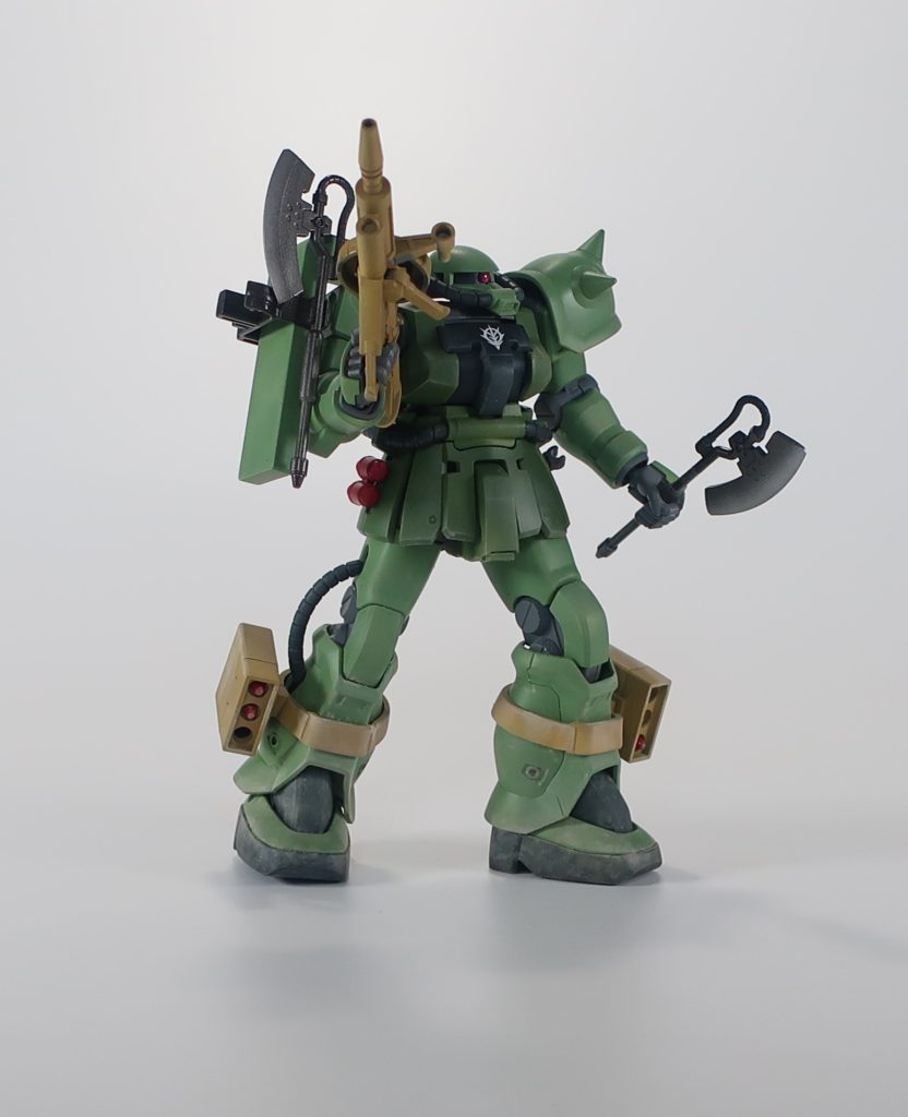 デカールは潔くジオンマークのみ。腰の赤い手榴弾がいいアクセントです。シールドのホルダーは、HGUCザク(新版)のものが無加工ではまりました。