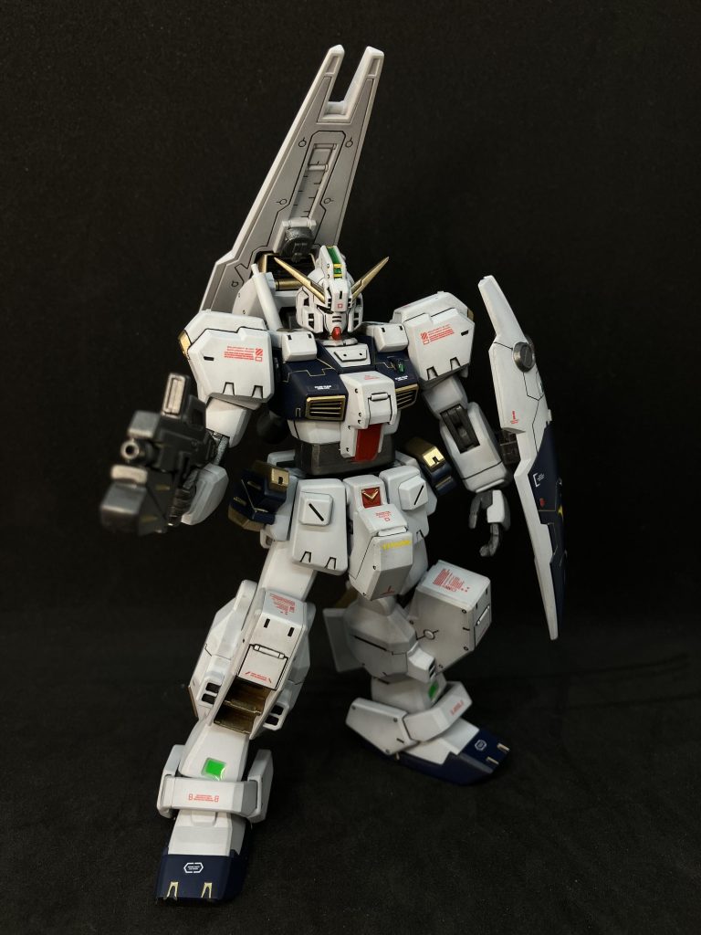 シールドに強めのスジ彫りをいれました。