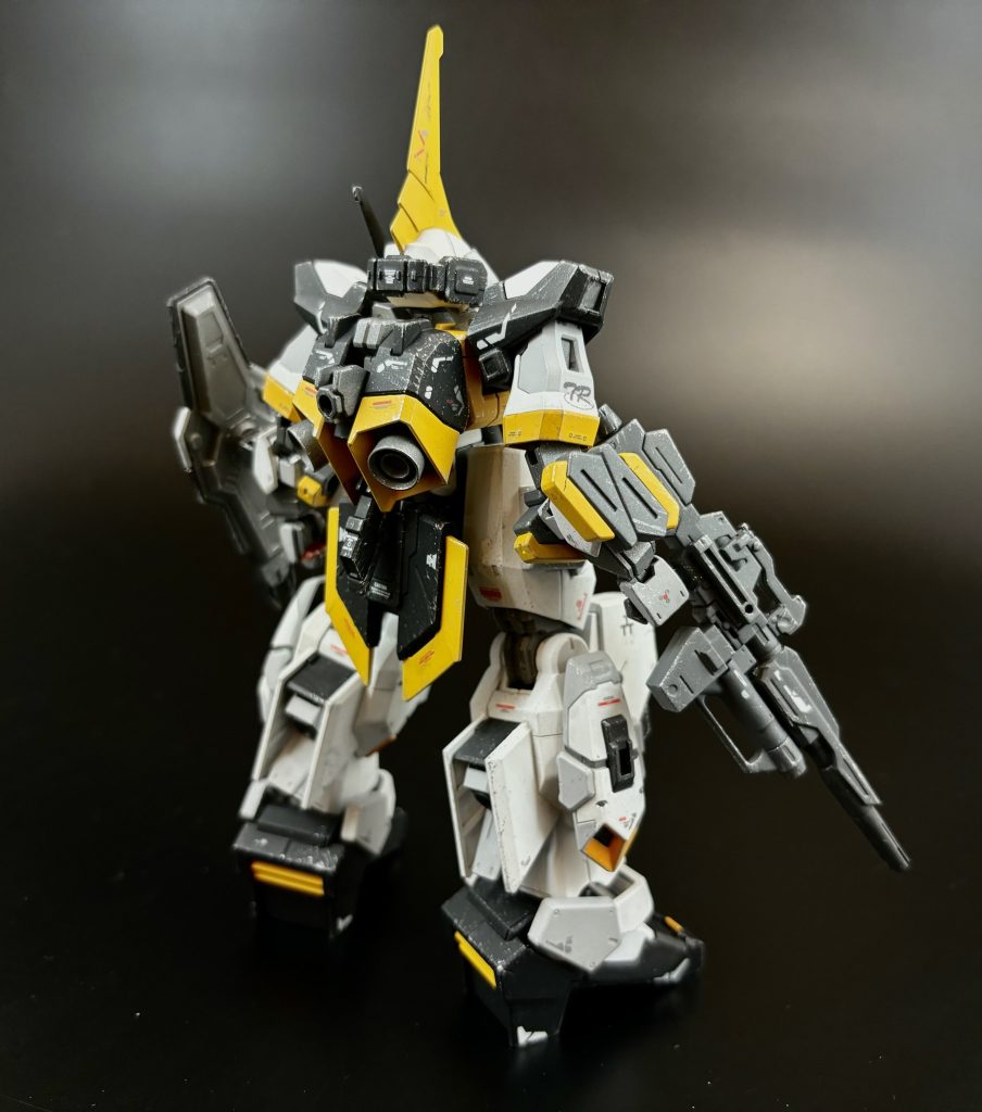 [RX-154 BARZAM HMM:I.H.R直掩機仕様 ]I.H.R(インレ・フレア・ルー)の直掩機として再設計されたバーザムのバリュエーションの一つ。I.H.Rに随伴するため、通常仕様のバーザムと比較して推進力及び機動力が特に強化されている。また頭部にはアドバンスド・ヘイズル、ハイザック飛行型等で使用されるバイザー型の高性能光学センサーユニットが装備されていることも特徴である。 -----という設定でまるいるかが制作したガンプラ。脚部スラスターの配置などにはA.O.Zにおいてブラックヘアーズ隊に配備されるヘイズル・ケルデルク等が参考にされている。I.H.Rの随伴機として、チャレンジミッション(詳細はI.H.Rの説明をご覧ください)に登録されている機体の一つである。