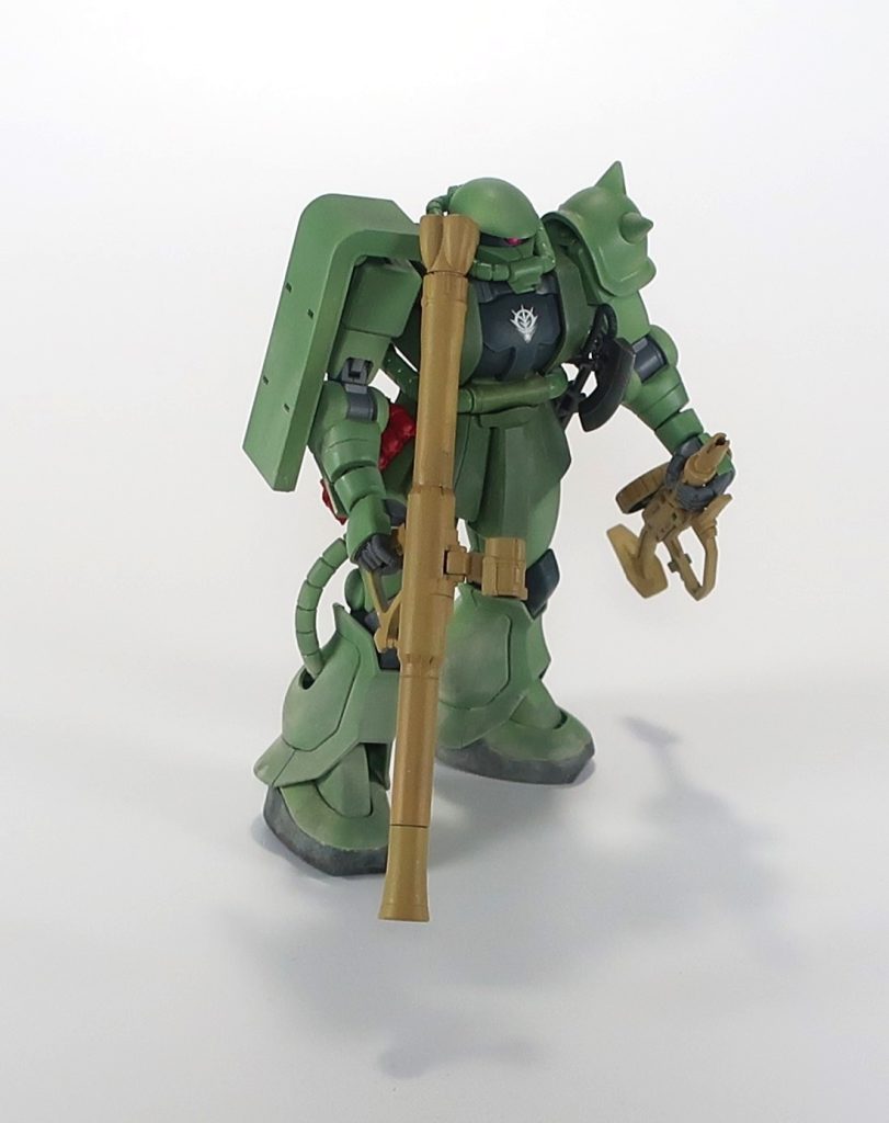 デカールは潔くジオンマークのみ。右腰には赤い手榴弾をぶら下げています。これは適当なジャンクパーツを取り付けただけ。マシンガンはバレルジャケットを鷲掴みにさせて、敗走中のあわただしさを演出。手首は小改造しています。