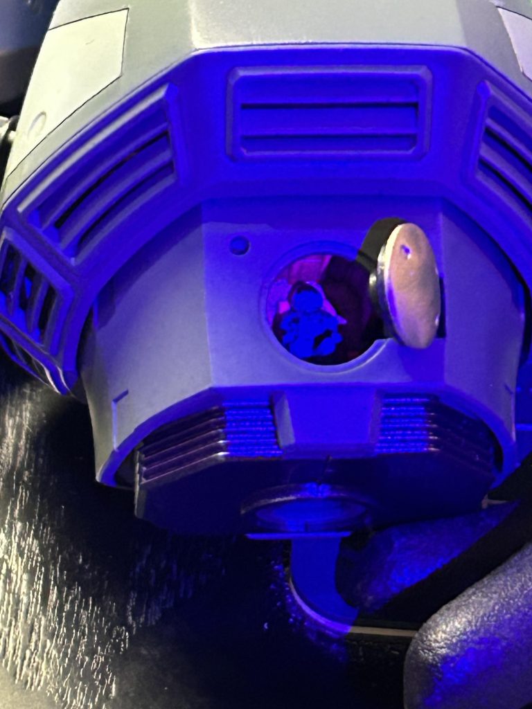 見にくいですが、コクピット内部は蛍光塗料で塗装致しました