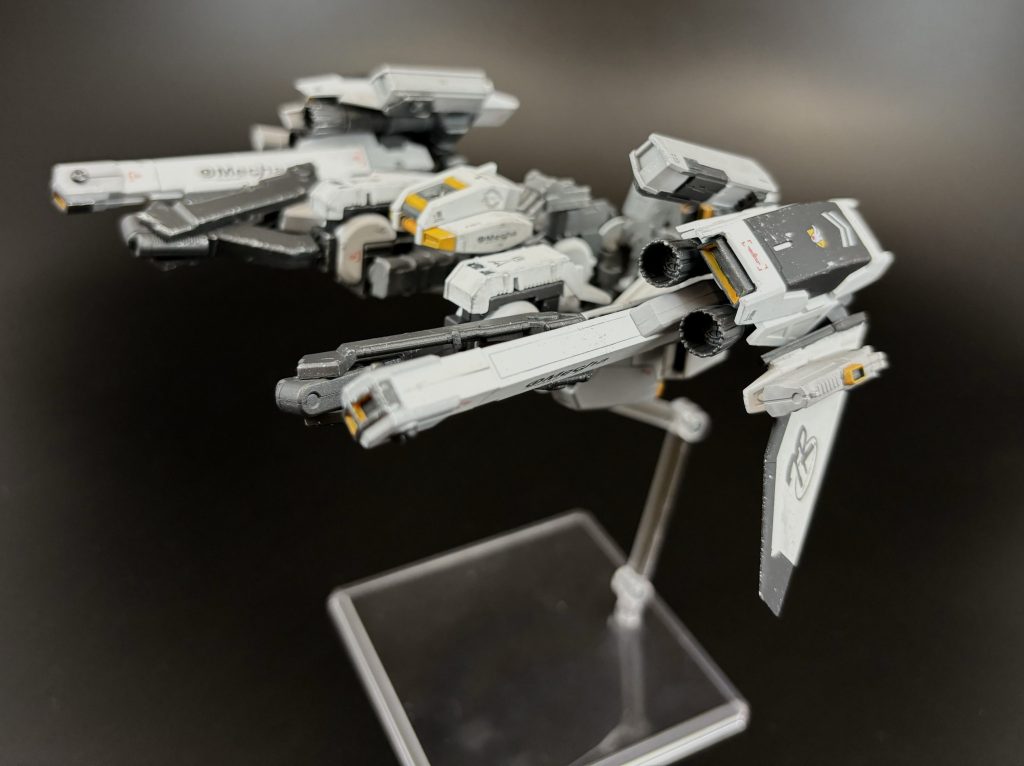 [PRIMROZEⅡ SPEEDWELL]シルバーウィードの脱出ポッド。シルバーウィードに装備されるスピードウェルユニットはコアユニットであるプリムローズⅡと繋がるドラムフレームを介して接続されている。そのため、脱出時にはスピードウェルユニットごと分離し、脱出することが可能である。武装に関しては、最低限のものしか装備されていないもののスピードウェルユニットの推力をそのまま利用可能であるため、高速での戦域離脱が可能で、パイロットの生存率及びスピードウェルユニットの回収に貢献している。