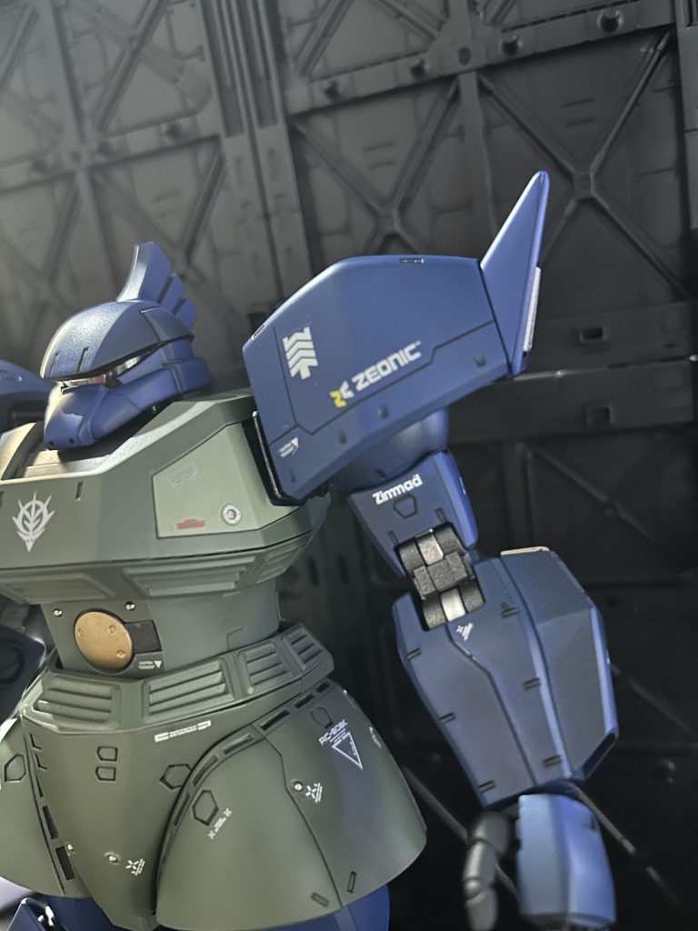 ショルダーアーマースジ掘りでディテールUP