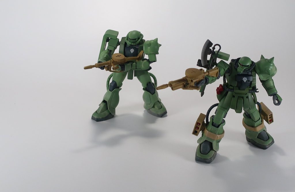 射撃しつつ後退する2機のザク。もうそうがはかどるはかどる