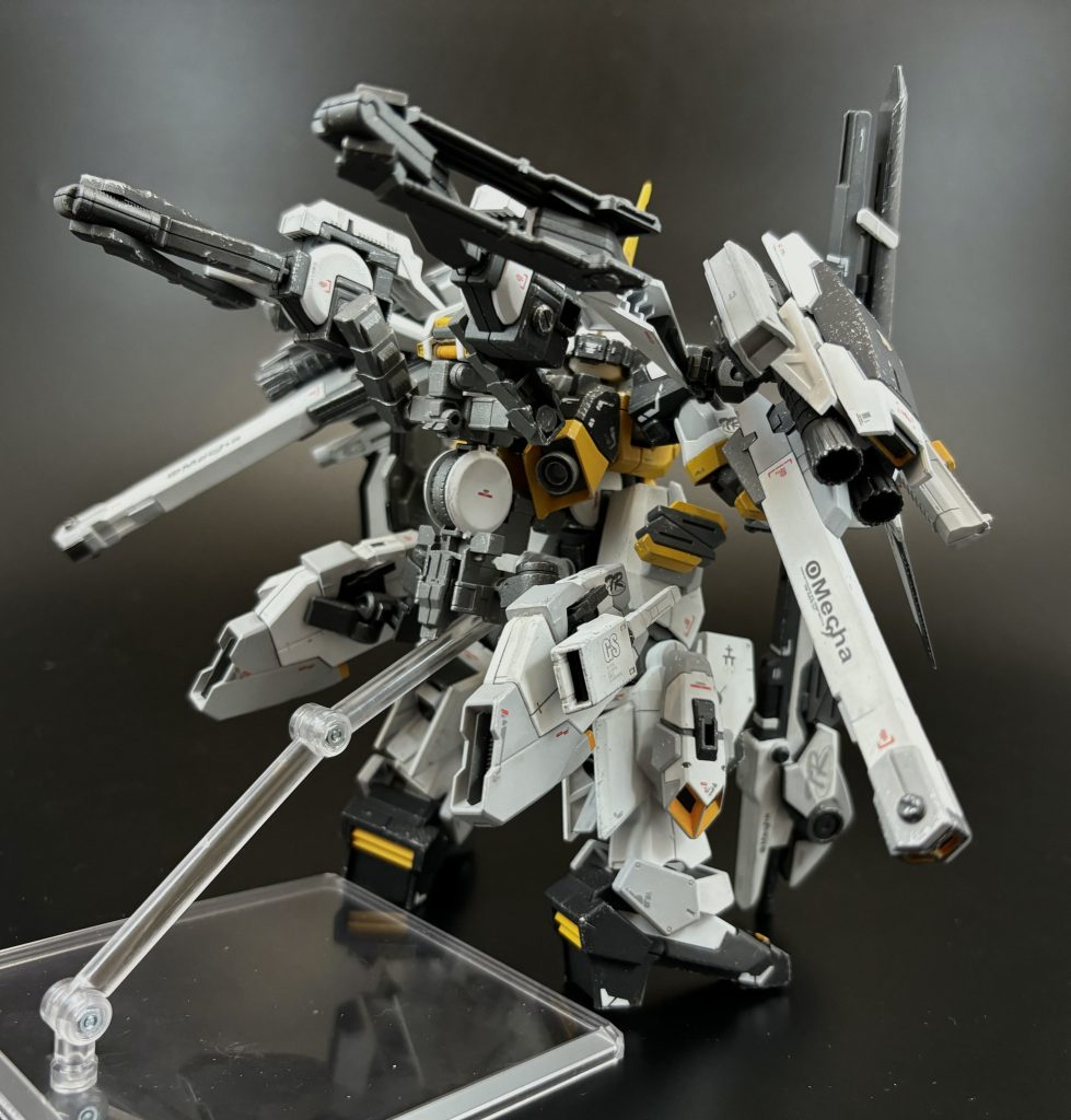 [RX-154 BARZAM HMM:I.H.R直掩機仕様-SPEEDWELLユニット装備型〝SILVERWEED〟 ]直掩機仕様のバーザムに、高機動装備であるスピードウェルユニットを装備した形態で、この形態では固有名としてシルバーウィードの銘が与えられる。このスピードウェルユニットはハイザック飛行型及びヴァナルガンドの飛行ユニットの設計思想を的に開発されており、大気圏内での飛行及び空間戦闘時の高機動、高推力の実現に成功している。 -----I.H.R直掩機仕様バーザムのメインの形態としてまるいるかが設定している形態。まるいるかが個人的に好むハイザック飛行型(ヴァナルガンド)をバーザムで再現することを目指して制作しており、そのデザインを多分に取り入れている。なお、スピードウェル、シルバーウィード共にA.O.Z.シリーズの名付けの元ネタである児童小説「ウォーターシップダウンのうさぎたち」に登場するウサギの名前から引用している。