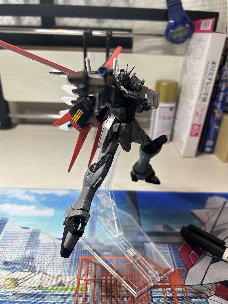 どちらも二重関節なのでこのようにSEED撃ちもラクラクです!(塗装が所々剥げてるのは気にしないで……)塗装には某100円ショップDAISOで買ったラッカースプレーのグレーとブラックです(gundam-kao6)ちなみにこのカラーはフェイズシフトダウン状態ではなくPS装甲発動状態なんです